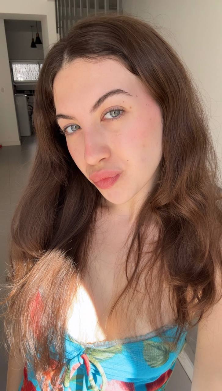 Nude girl Amber in El Kuwait