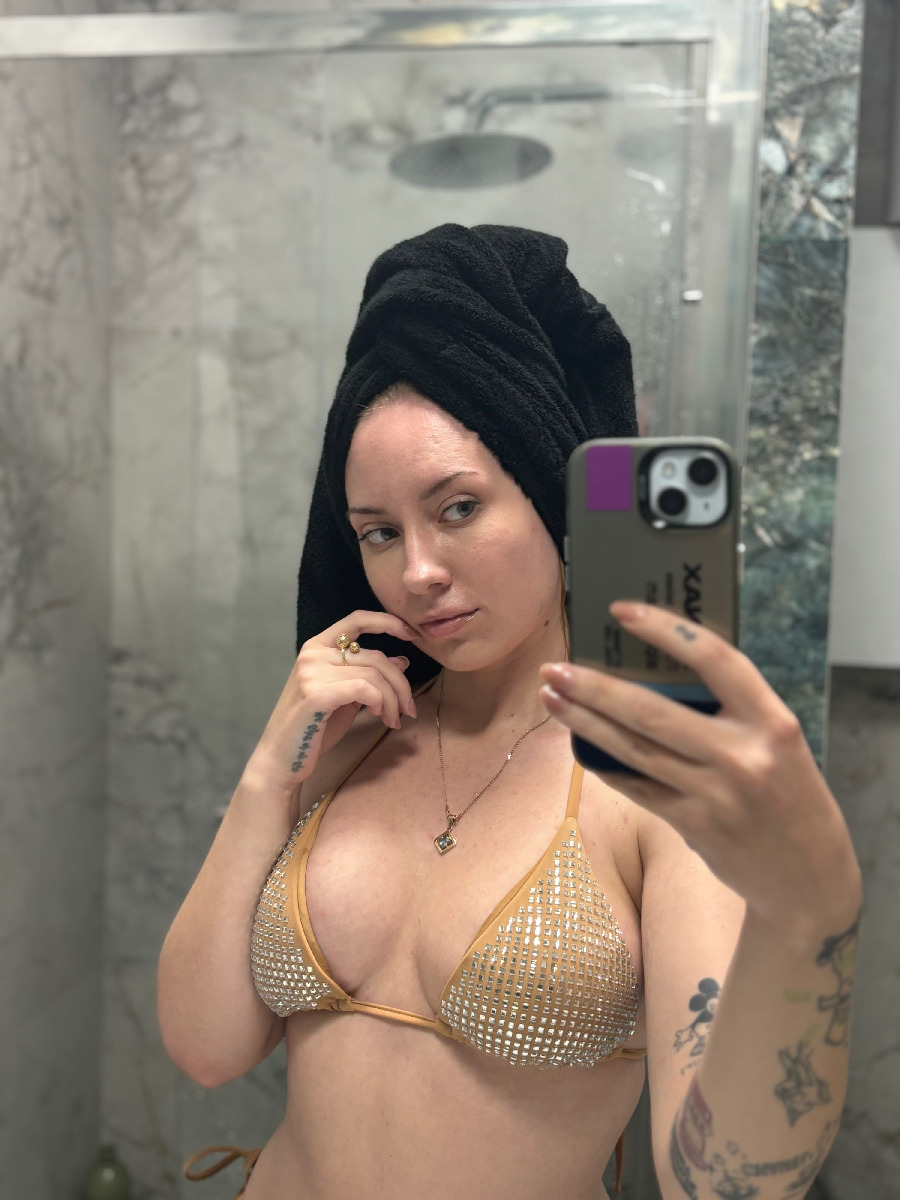 Nude girl KateV in El Kuwait