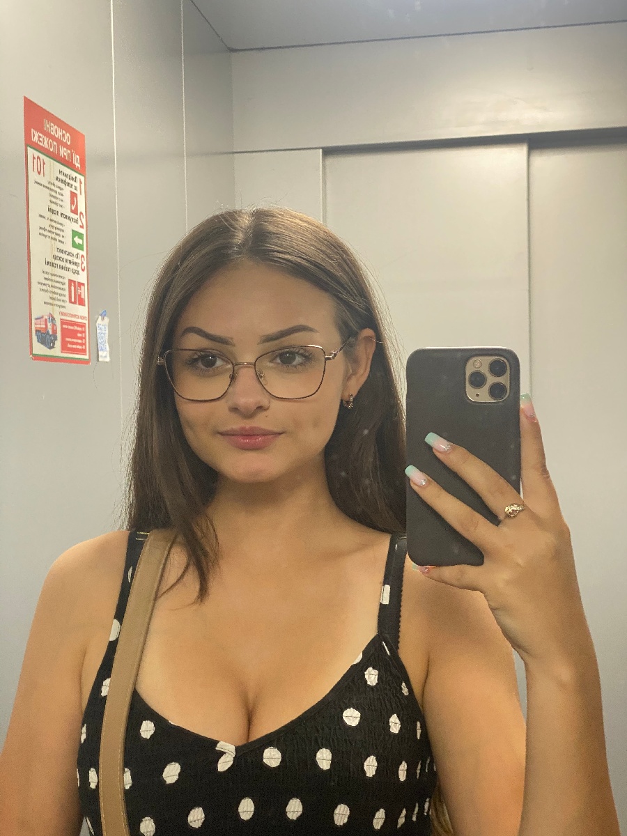 Sexy model Stacy in El Kuwait