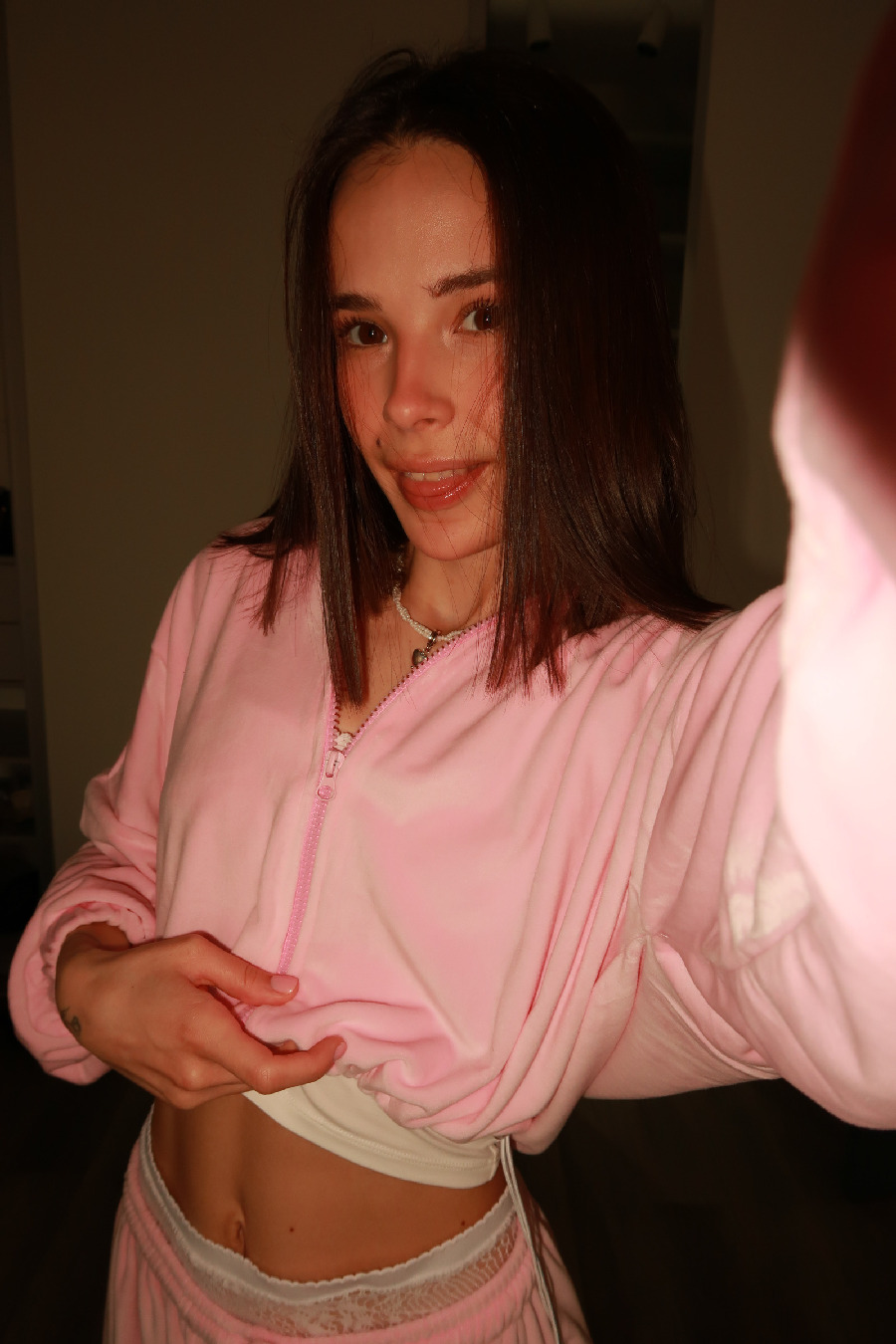 Tina brings the glow — live moments in El Kuwait